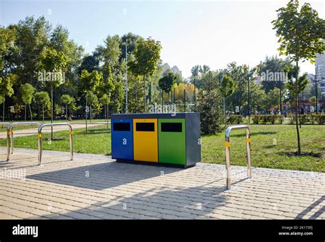 Contenedores De Basura En El Parque De La Ciudad Contenedor De Basura