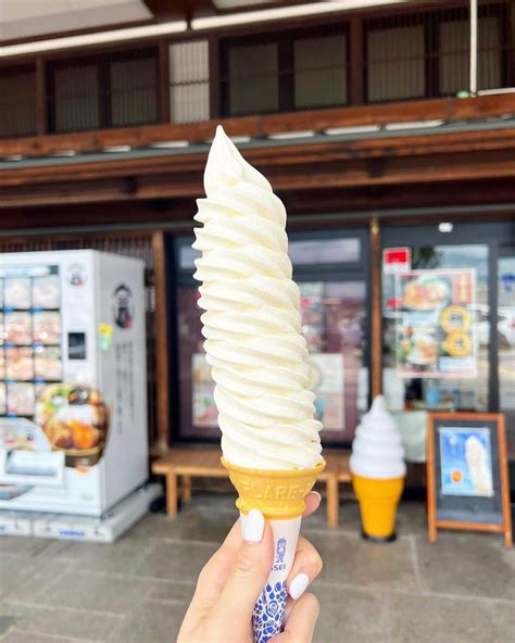 得あゆさんのインスタグラム写真 得あゆinstagram「8月🤍🍦 ドロドロに溶け始めて未来が危なそうな🍦の写真🤳 笑う 初めて食べた