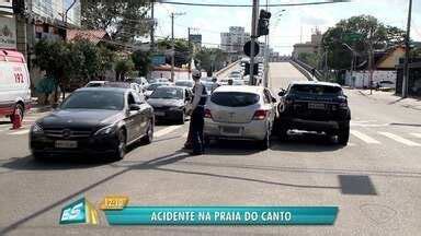 Gazeta Meio Dia Batida entre dois carros deixa trânsito lento na