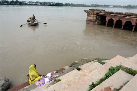 Yamuna River: Ghats of Mathura Editorial Photo - Image of calm, mathura ...