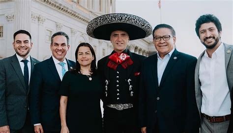 Esc Ndalo Alejandro Fern Ndez Es Homenajeado En El Congreso De