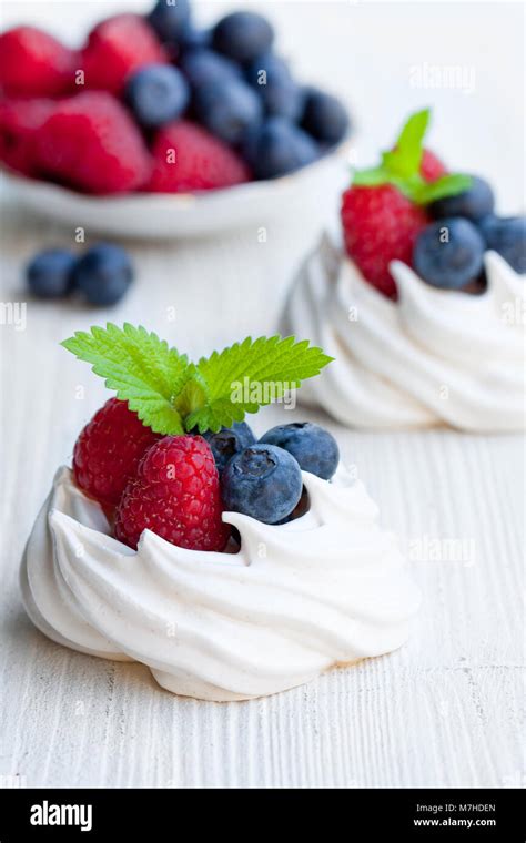 Mini Pavlova Merengue Tortas Con Bayas Y Menta Sobre Fondo Blanco De