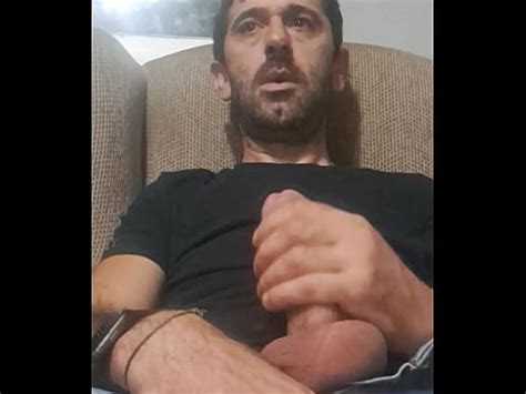 Papa se sienta en el sofá se saca la verga y se hace una paja hasta correrse XVIDEOS