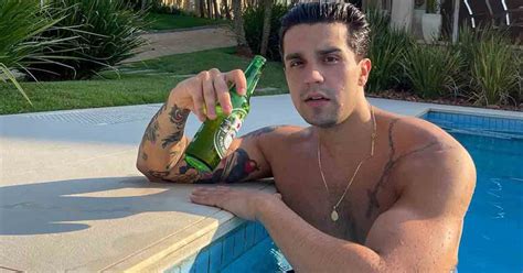 Físico de Luan Santana chama atenção em foto na piscina Popeye