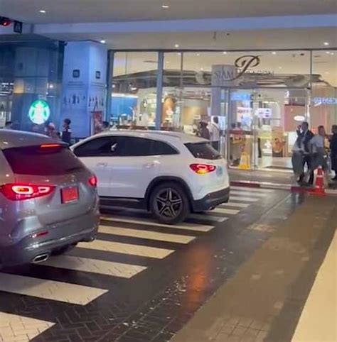 Un Colier De Ans Ouvre Le Feu Dans Un Centre Commercial