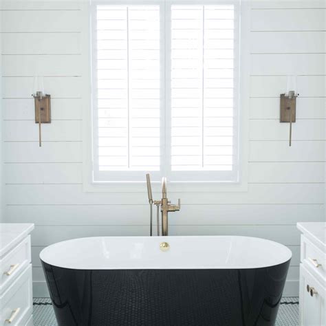 20 Stunning Black-and-White Bathrooms that Will Never Go Out of Style