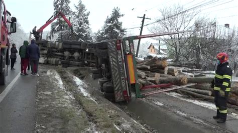 Un camion plin cu lemne s a răsturnat pe marginea șoselei în Mihăești