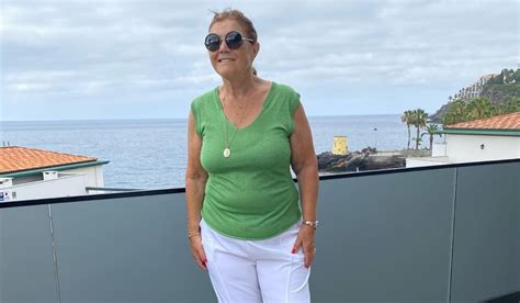 Aos 65 anos Dolores Aveiro mostra se em biquíni e tapa a barriga de