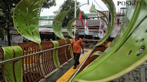 Melihat Jembatan Antar Kampung Balai Rakyat 1 Bertemakan Daun Poskota