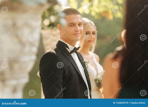 Recienes Casados Felices En Su Exterior Ceremonny Que Se Casa Apenas