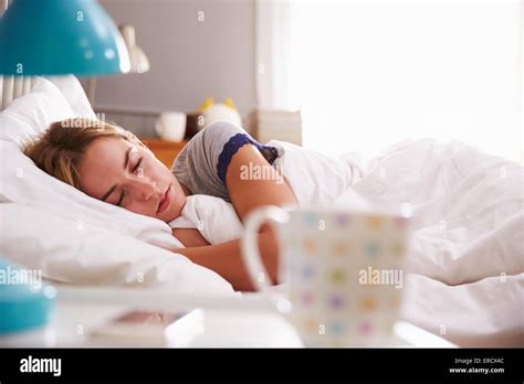 Femmes chaudes au lit Banque de photographies et dimages à haute