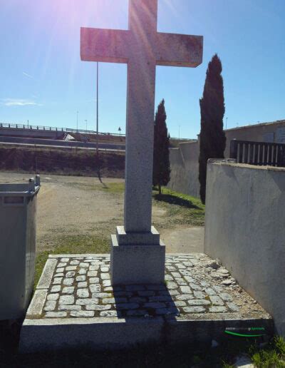 Cementerio Municipal De Serranillos Del Valle Entre Piedras Y Cipreses