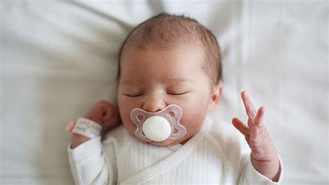 Donner Une Tétine à Bébé Dès La Naissance Une Bonne Idée