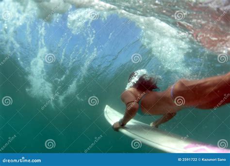 Surfer De L Adolescence Duckdiving De Bikini Photo Stock Image Du