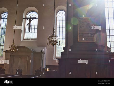 Los Brillos Y Luz Solar Interior De Vor Frelsers Kirke La Iglesia De