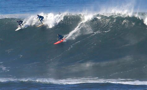 Hawaiis Eddie Aikau Big Wave Contest Invites Nine Women To Surf