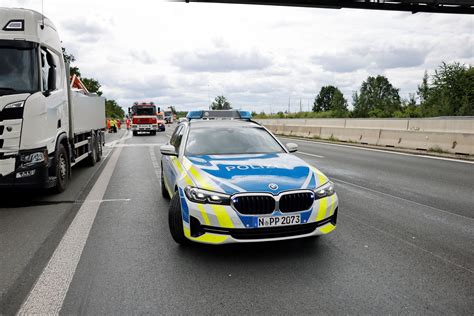 Erlangen Unfall Mit Drei Lkw Auf A Zwei Personen Verletzt