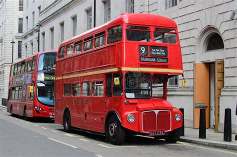 Londres Reino Unido De Julio De Ic Nico Autob S Rojo De Dos