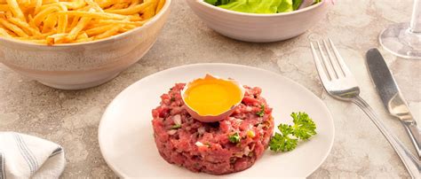 Klassieke Steak Tartaar Met Fijne Frietjes En Salade