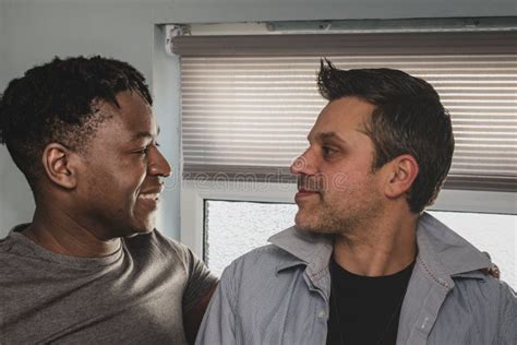 Una Coppia Gay Insieme Davanti Allo Specchio Del Bagno Immagine Stock Immagine Di Occhiata