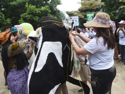 Aksi Memperingati Hari Bumi ANTARA Foto