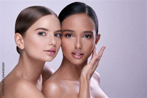 Foto De Two Young Girls With Naked Shoulders And Nude Make Up Do Stock