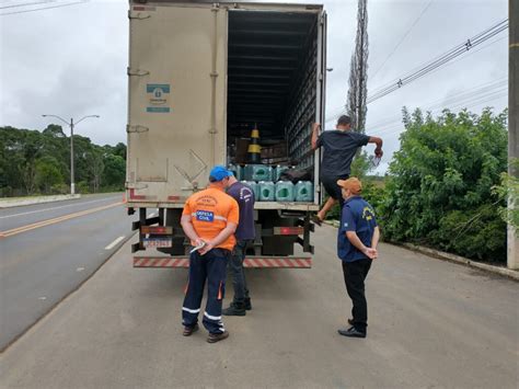 Defesa Civil e PRF inspecionam veículos de carga na BR 280 em