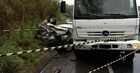 G Acidente Entre Caminh O E Carro Deixa Dois Feridos Na Br No