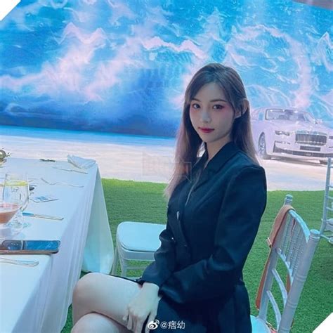 Hot Streamer làm tăng nhiệt độ với bộ sưu tập Moto thân hình gợi cảm của mình