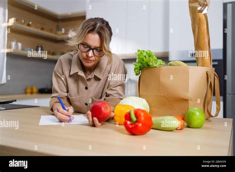 Mature housewife Fotos und Bildmaterial in hoher Auflösung Alamy