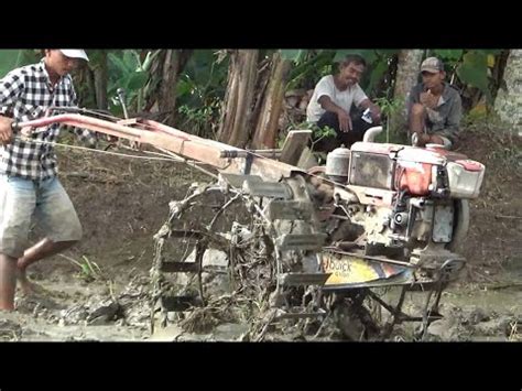 Joki Muda Naik Traktor Sawah Membajak Tanah Alot Menggunakan Singkal