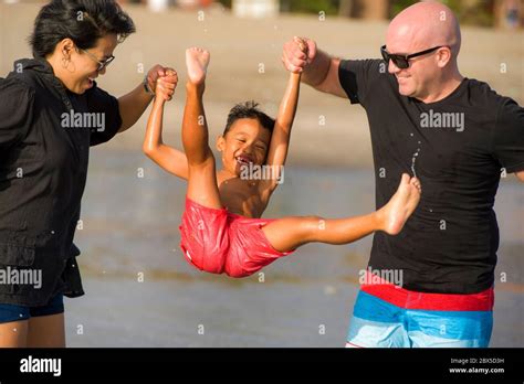 Homme Asiatique Couple Garçon Fils Père Famille Enfant Banque Dimage