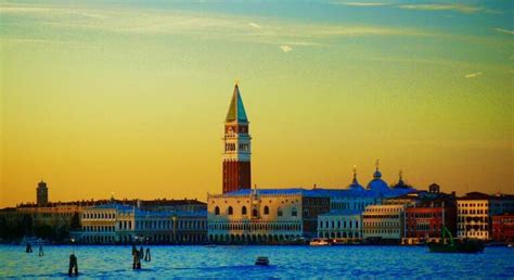 30 minutes Gondola Sunset - Venice | FREETOUR.com