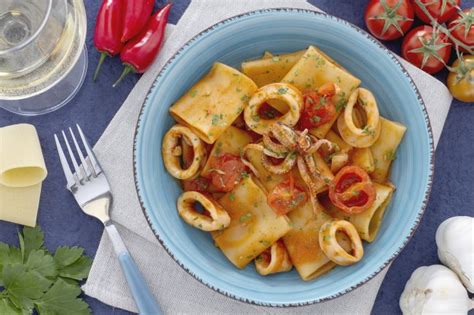 Ricetta Paccheri Al Sugo Di Calamari Le Ricette Di Giallozafferano It