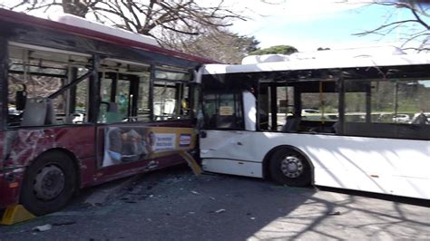 Scontro Tra Bus A Roma Il Mezzo Dell Atac Finisce Sul Marciapiede La