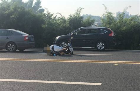 又是车祸！宜宾一摩托车与小车相撞，摩托车被撞飞10米远搜狐汽车搜狐网