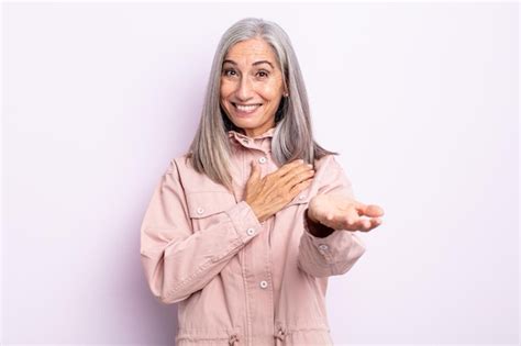 Mujer De Cabello Gris De Mediana Edad Que Se Siente Feliz Y Enamorada