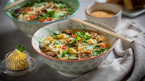 Ramen Med Kyckling Svamp Och Pak Choi Recept Allt Om Mat