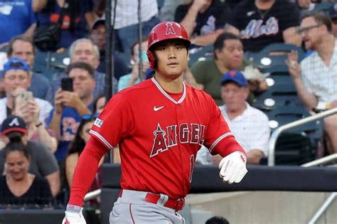 大谷翔平、二盗で送球がみぞおち直撃のハプニング 顔ゆがめるも直後に三盗、今季19個目 ライブドアニュース