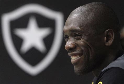 Botafogo Faz Homenagem Ao Dolo Clarence Seedorf Gazeta Esportiva