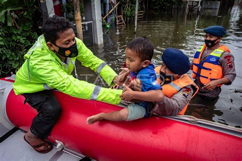 UPAYA EVAKUASI WARGA KORBAN BANJIR DI SEMARANG ANTARA Foto