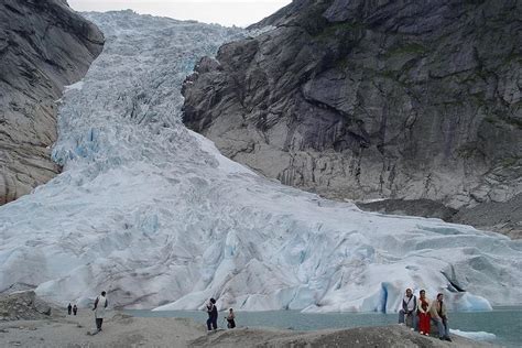 El Glaciar Briksdal Un Brazo De Hielo En Noruega El Souvenir