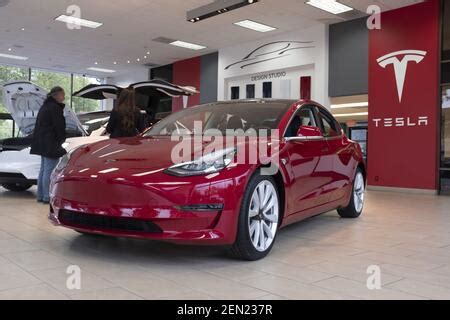 Tesla Palo Alto showroom with Tesla Model S and Model X on 4180 El ...