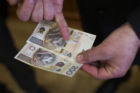 Banknoty takie z nich straciły teraz ważność Nimi już nie zapłacisz