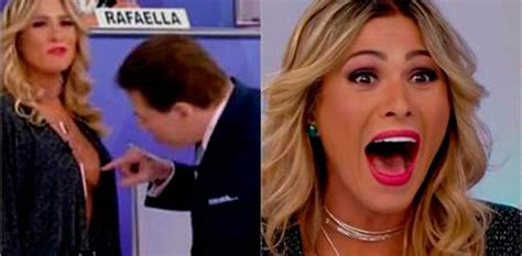 Silvio Santos espia decote de Lívia Andrade e causa polêmica