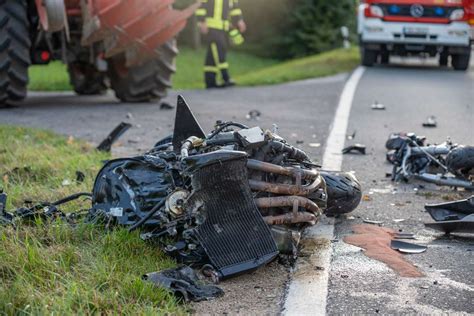 Kollision Mit Traktor Motorradfahrer Stirbt Bei Unfall Oberfranken