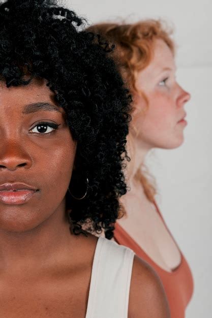 Gros Plan Africaine Jeune Femme Debout Devant Femme Blonde Photo Gratuite