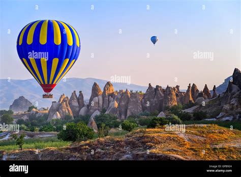 La Cappadoce montgolfière survolant étranges paysage en Turquie Photo