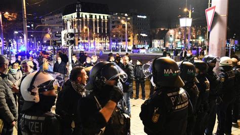 Demonstrationen Proteste Gegen Corona Ma Nahmen In Deutschen St Dten