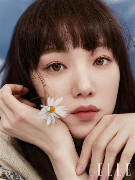 7 Potret Lee Sung Kyung Pamer Pinggang Super Ramping Bak Boneka Barbie Di Majalah Elle Korea